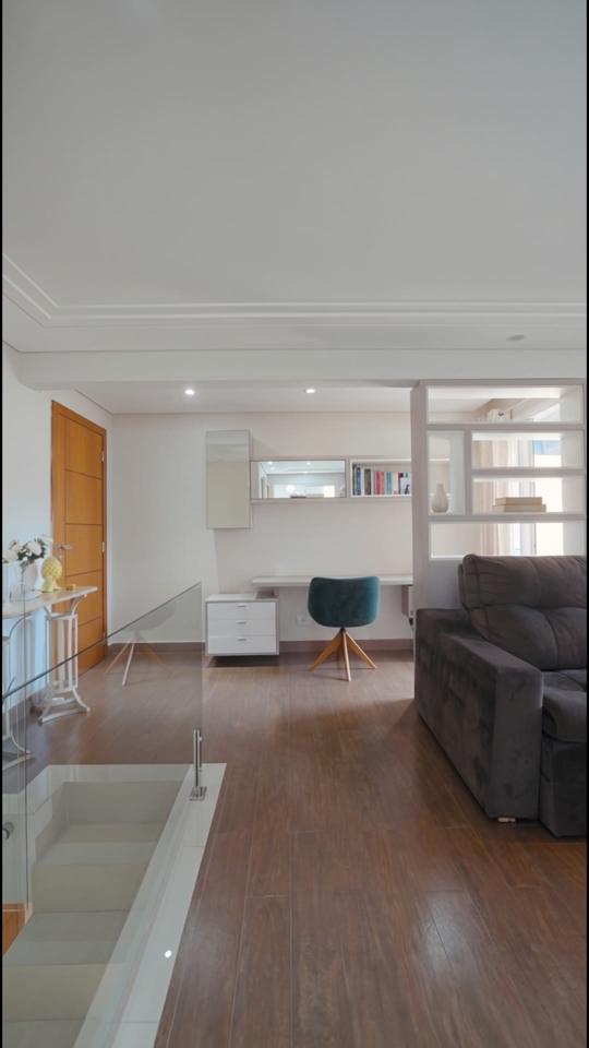 Sala íntima com home office